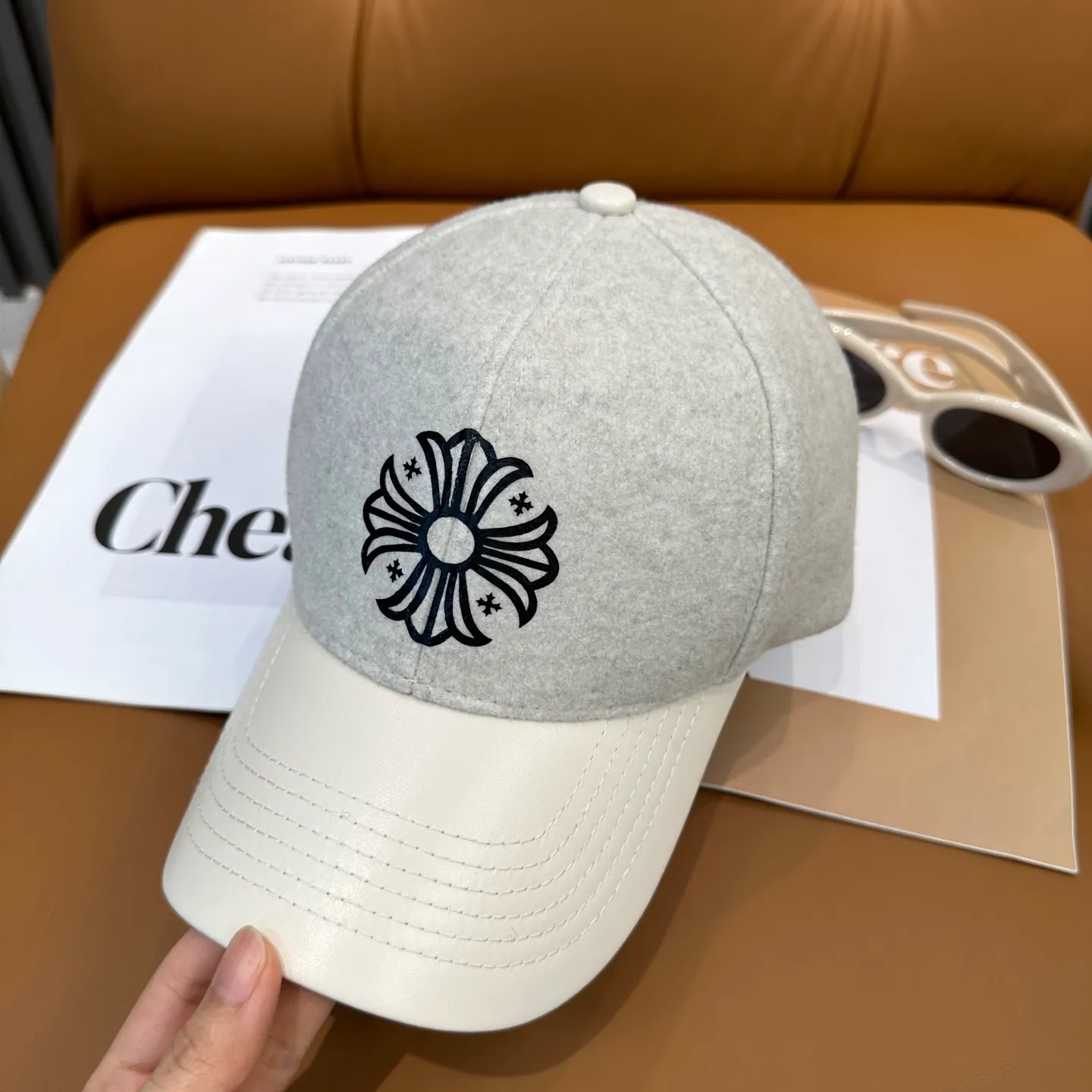 P60 Crow Heart's new autumn and winter fur-stitched baseball cap. It's full of autumn and winter atmosphere. The quality is great. The deepening of the hat shape makes it more elegant. It's very nice for both men and women. It's a classic among classics. It goes well with daily wear. Casual and fashionable.